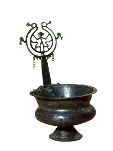 Tasse mit dekorativem Griff und menschlicher Figur (Bronze)